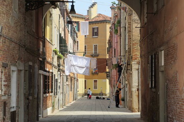 Rue de Venise avec linge séchant dans la rue. Italie.