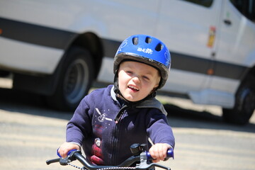 Fototapeta na wymiar enfant faisant du vélo , en famille