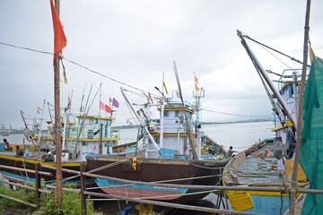 Fototapeta na wymiar boats on the shore