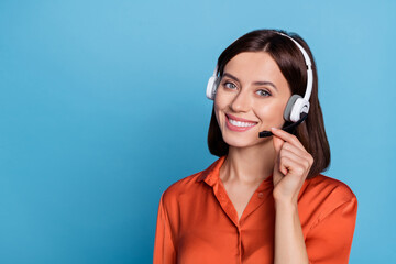 Portrait of attractive cheerful girl help desk answering incoming calls service isolated over bright blue color background - obrazy, fototapety, plakaty