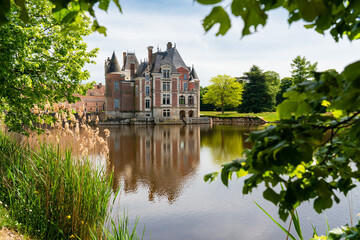 F, Loire, Gärten, Schlossgarten von Château la Bussiére, Wasserschloss, malerischer Blick über den See auf das Château - obrazy, fototapety, plakaty