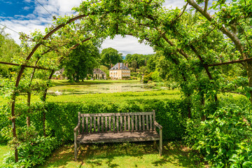 F, Loire, Sasnières, Gärten, Château, Schlossgarten, Schlosspark, Sitzbank, Gartenbank im Schatten eines Rank-Pavillons vor Schloss und Teich