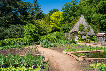 F, Loire, Orléans, Park und Garten, Parc Floral de la Source, mittelalterlicher Garten mit Hütte