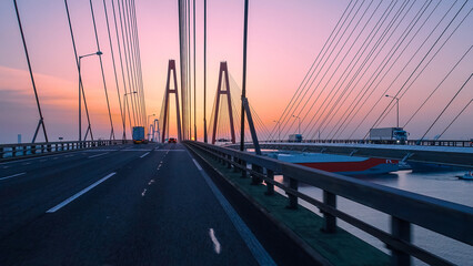 Obraz premium 名港トリトンの夜明け 伊勢湾岸自動車道（愛知県名古屋市）