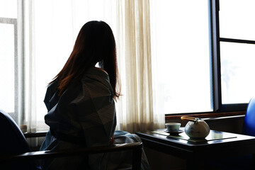 お茶を飲む女性の女旅イメージ