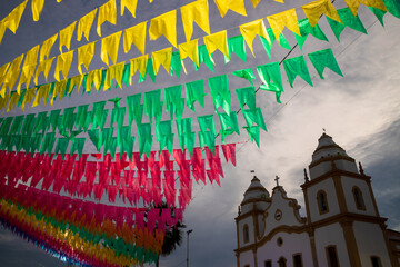 bandeirinhas coloridas decorativas de festa junina no brasil
