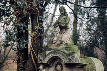 Fototapeta na wymiar Statue of Praying Woman on Saint Marx Cemetery