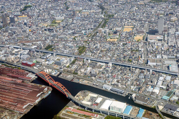 ハーバーハイウェイの灘大橋上空から石屋川公園方向を空撮