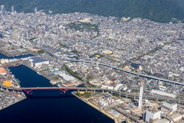 神戸の灘浜大橋上空から王子公園方向を空撮