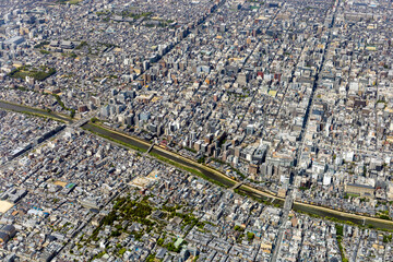 京都の鴨川の四条大橋から五条大橋付近を空撮