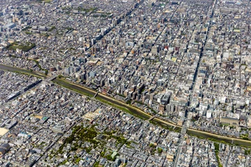 Deurstickers 京都の鴨川の四条大橋から五条大橋付近を空撮 © northsan