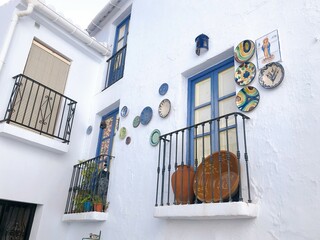 [Spain] White wall decorated with colorful plates (Frigiliana)