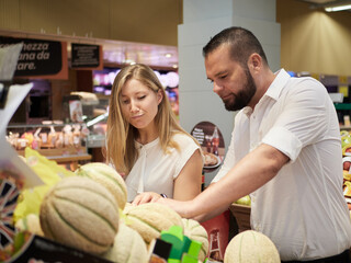 Fototapeta premium Couple buy fruits at supermarket