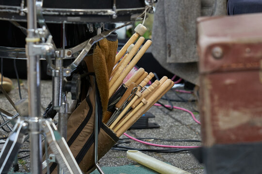 Werkzeuge, Schlägel eines Schlagzeugers auf der Bühne