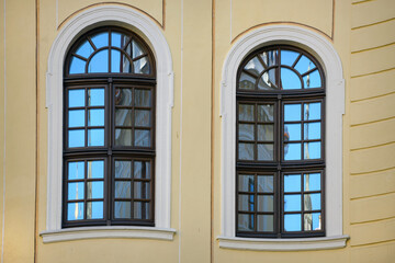 Obraz premium Reflections in windows of palace Taschenbergpalais (Hotel Kempinski), Dresden, Germany.