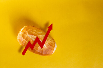 Pão de água com fundo amareloe flecha vermelha aumento de preço