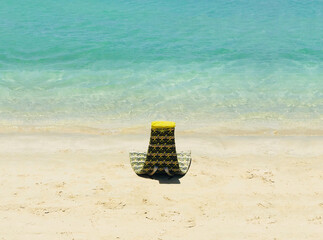 fauteuil sur plage paradisiaque seul sous les tropiques en bord de mer
