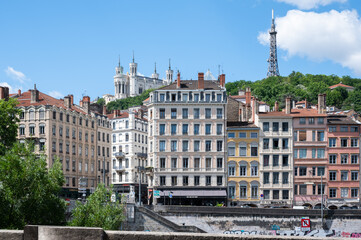 Lyon : vue sur la Saône, le quai de Bondy et la basilique de Fourvière depuis le quai Saint Vincent