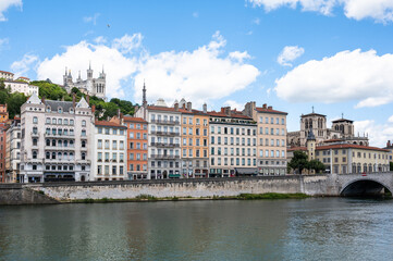 Fototapeta na wymiar Lyon : vue sur la Saône, la basilique Notre Dame de Fourvière, la cathédrale Saint Jean et le Vieux Lyon depuis le quai Tilsitt