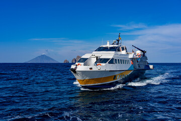 Schnelles Tragflügelboot kommt am Hafen von Panarea, Liparische Inseln, an