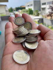 Monete da 2 euro nelle mani di un uomo