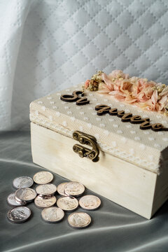 Silver coins and a box with the phrase "yes, I do" for a religious wedding celebration in Spain. Spanish wedding tradition.