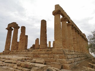 La magnifica Sicilia! I migliori paesaggi ed i monumenti di: Palermo, Cefalù, Morreale, San Vito lo Capo, Trapani, Erice, Sciacca, Agrigento, le Saline, Siracusa, Etna e Taormina.