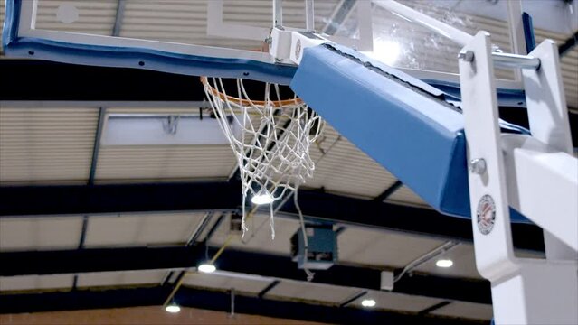 Basketball fliegt durch Netz