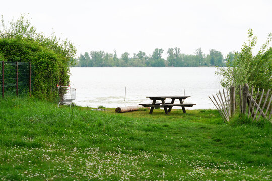 Table de pique-nique à Bordeaux Lac