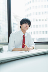 予備校で授業を受ける男子高校生