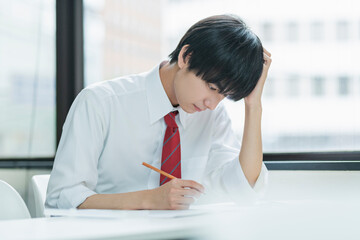 試験を受ける男子高校生