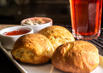 bread and ice tea
