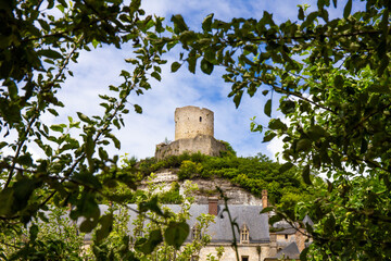 La Roche Guyon, son village, son château, sa tour, et ses falaises de craie. L'un des plus beaux...