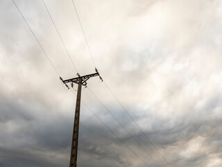 imagen de una torre de electricidad con el cielo nublado