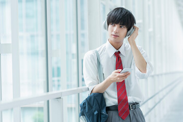 音楽を聴く男子高校生