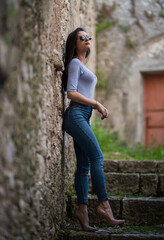 girl in jeans and décolleté