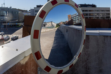A round mirror fitted on a parking house in Jyväskylä