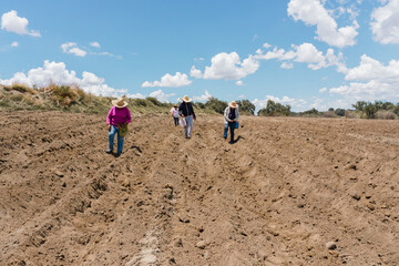 peasants from Mexico planting corn