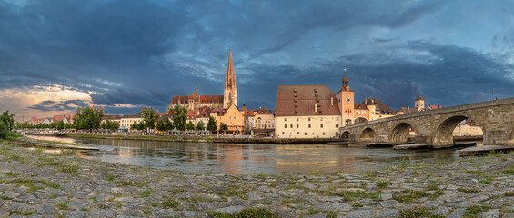 Blick über die Donau auf die Altstadt von Regensburg