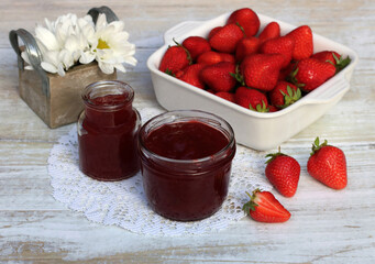 Hausgemachte Erdbeermarmelade mit frischen Erdbeeren.