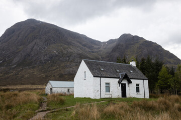 Fototapeta na wymiar Lagangarbh Cottage in Glencoe in the Scottish Highlands