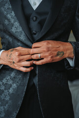 hands of the groom