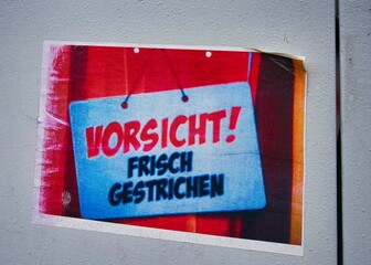 Schild Vorsicht gestrichen! Hinweisschild, Malerarbeiten