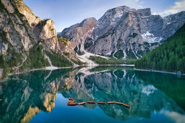 Fototapeta na wymiar Lago di Braies in Italy. This is also known as Pragser Wildsee. Stunning crystal clear water with slushy mountains as a backdrop. 