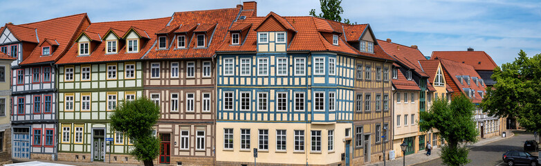 Fototapeta na wymiar Wunderschöne Fachwerkhäuser in der Altstadt von Halberstadt im Harz