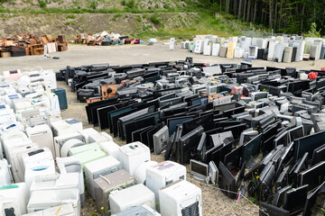 震災廃棄物屋外仮臨時ゴミ置き場　家電洗濯機冷蔵庫テレビ　