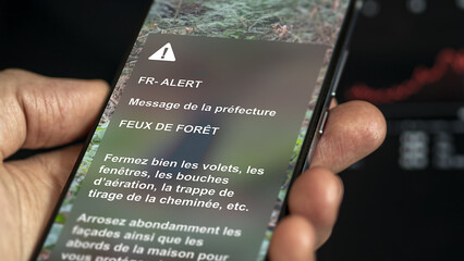 Alerte feu de forêt, incendies, message de la préfecture sur mobile. Fr alert, message Fr-Alert, FR-ALERT, danger imminent. Autorités, sécurité nationale, chaleur, canicule, sécheresse. 