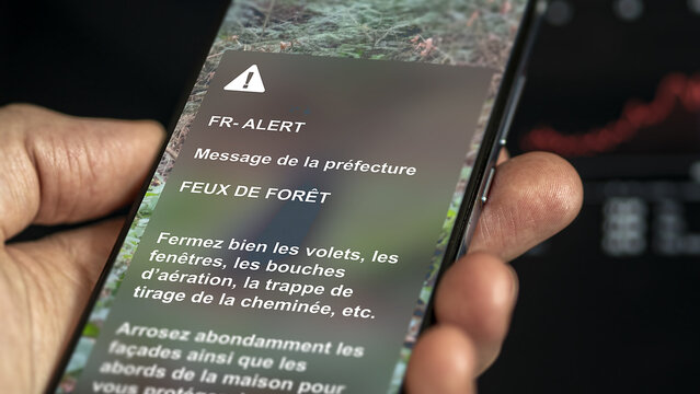Alerte feu de for&ecirc;t, incendies, message de la pr&eacute;fecture sur mobile. Fr alert, message Fr-Alert, FR-ALERT, danger imminent. Autorit&eacute;s, s&eacute;curit&eacute; nationale, chaleur, canicule, s&eacute;cheresse. 