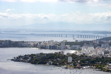 Vista aérea da Ponte Rio-Niteroi no estado do Rio de Janeiro