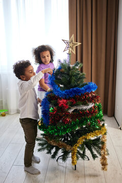 Children decorate the Christmas tree 